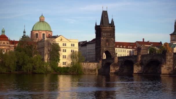 查尔斯桥在Vltava河上的幻景 一个风景如画的动画捕捉了布拉格著名地标的美丽和魅力 — 图库视频影像