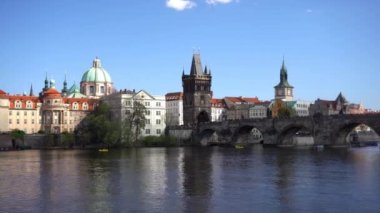 Prag Kalesi 'nin akşam manzarasını yansıtan çarpıcı bir animasyon. Güzellik ve cazibe saçıyor. Seyahat, turizm ve mimari temalar için mükemmel..