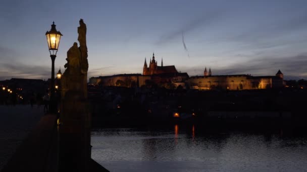 プラハ城の夕景を撮影した美しいアニメーションは 美しさと魅力を放っています 建築のテーマに最適です — ストック動画