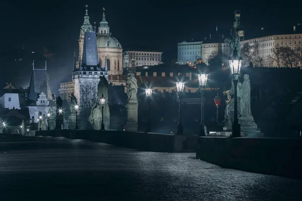 Захватывающая Ночная Фотография Карлова Моста Иллюмина — стоковое фото