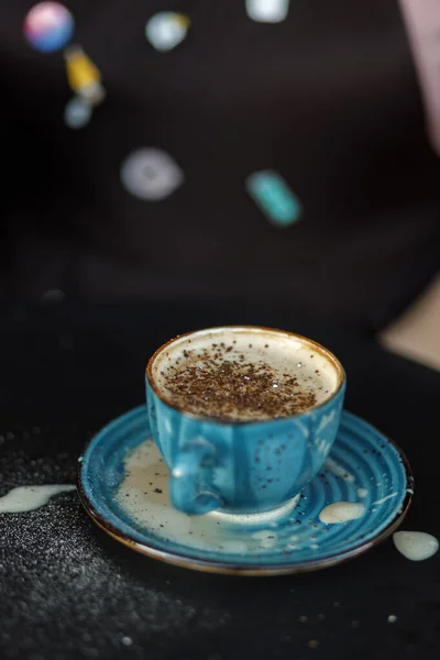 Tasse Bleue Café Chaud Concentration Sélective Sur Tasse Avec Fond — Photo