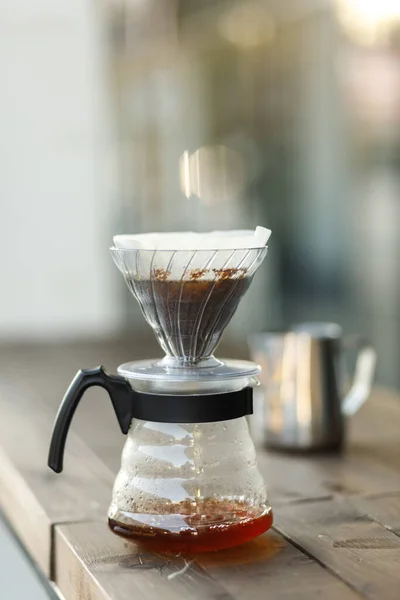 깔때기에 커피를 깔때기에 커피를 붓는다 어두운 배경의 아름다운 테이블 전문점을 로열티 프리 스톡 사진