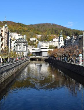 Sonbaharda bir araba böyle görünür. Farklı renklerde bir perukla.