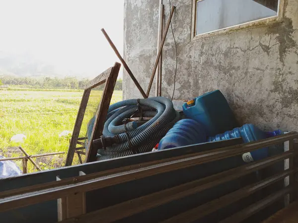 Yiyecek ambarlarından birinde bazı plastik atıklar birikmiş ve düzgün işlenmemiş.