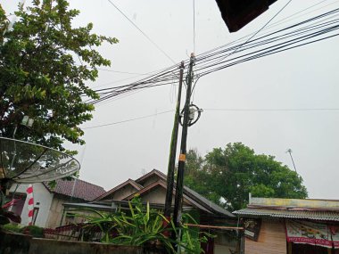 Elektrik ve kablolar her gün iki kutupta birikiyor.