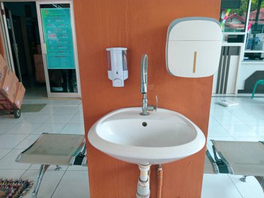Lavabo sabun ve mendille temiz görünüyor.