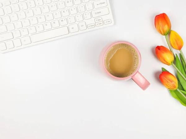 Vista Superior Plano Teclado Computadora Taza Café Rosa Tulipanes Sobre — Foto de Stock