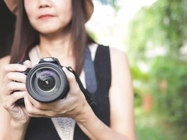 Κοντινό Πλάνο Εικόνα Της Ψηφιακής Φωτογραφικής Μηχανής Στην Ασιατική Γυναίκα — Φωτογραφία Αρχείου