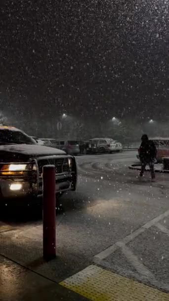 Όμορφη Βαριά Χιονόπτωση Βράδυ Κοντά Στο Κατάστημα Σιλουέτα Ενός Άνδρα — Αρχείο Βίντεο