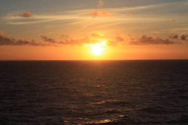 Denizin üzerinde gün batımı