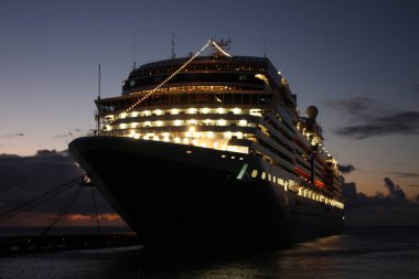 Geceleyin gemi gezisi