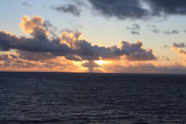 Denizin üzerinde güzel bir gün batımı