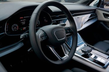 Arabanın şoför koltuğunun penceresinden görünüşü. Görünür direksiyon, hız göstergesi, vites kolu