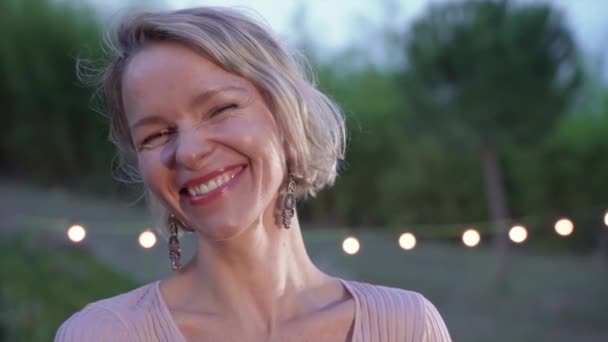 Wanita Pirang Yang Menarik Tersenyum Dan Tertawa Melihat Kamera Luar — Stok Video