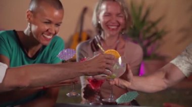 Bir grup neşeli arkadaş, Veranda Lokantası 'nda masanın etrafında gülücüklerle kadeh kaldırıyor. Yüksek kalite fotoğraf