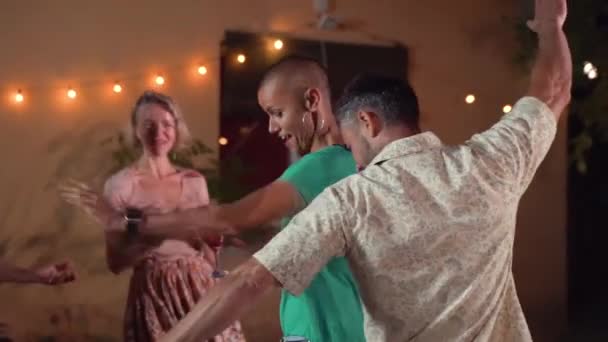 Grupo Amigos Alegres Dançando Festa Noite Divertindo Juntos Pessoas Sorridentes — Vídeo de Stock