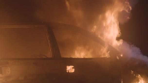 Brandende Auto Van Dichtbij Auto Brand Nachts Grote Vlammen Hoge — Stockvideo