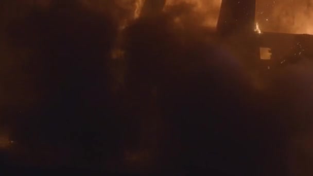 Hořící Auto Zpomaluje Výbuch Kola Pneumatika Plamenech Automobil Hoří Zblízka — Stock video