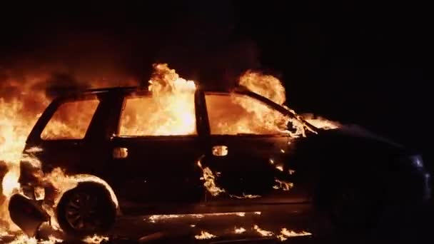 Hořící Auto Zpomaluje Auto Plamenech Transportní Exploze Téma Kriminální Pomsty — Stock video