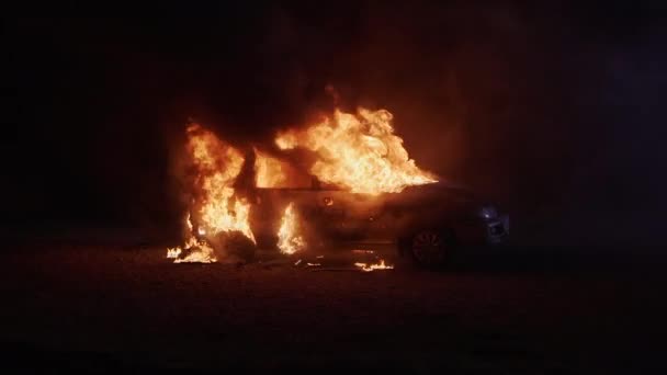 전체가 불타고 밤에는 자동차에 불이붙는다 고품질 — 비디오