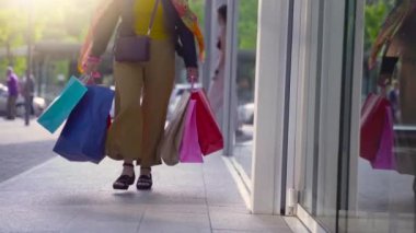 Noel 'den önce alışveriş merkezinde torbaları olan tanınmamış zarif bir kadın. Tatil alışverişi. Yüksek kalite fotoğraf