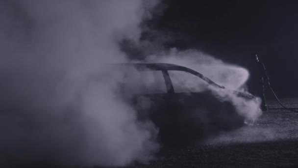 Tűzoltó Harcol Tűz Ellen Tűzoltó Lángra Lobbantott Egy Égő Autót — Stock videók