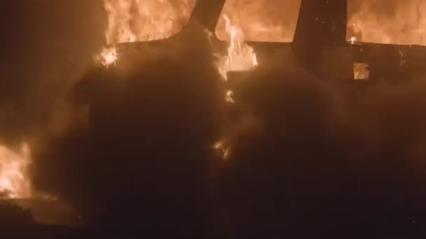 燃烧的汽车慢动作 汽车车轮爆炸 火上浇油 汽车着火了 关门了 高质量的4K镜头 — 图库视频影像