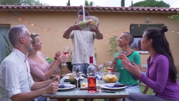 Facet Serwuje Jedzenie Patio Szczęśliwi Przyjaciele Śmieją Się Przy Stole — Wideo stockowe