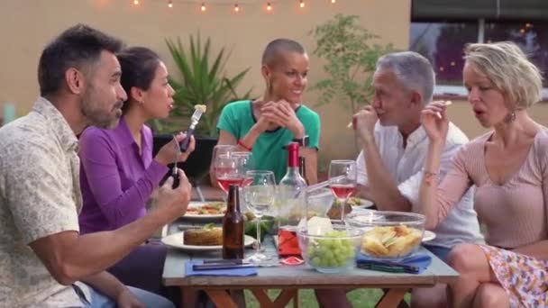 Amis Manger Heureux Barbecue Dîner Extérieur Dans Cour Arrière Personnes — Video