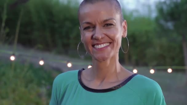 Retrato Una Mujer Con Pelo Corto Sonriendo Riendo Mirando Cámara — Vídeos de Stock
