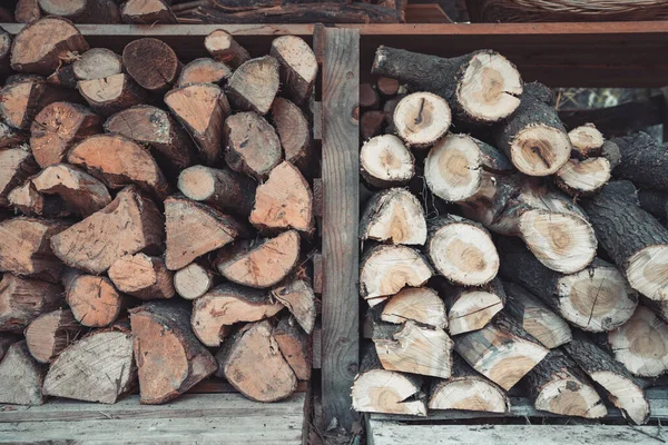 Organisierter Holzschuppen Der Mit Verschiedenen Holzarten Für Den Einsatz Kamin — Stockfoto