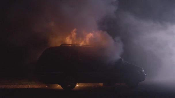 Start Autobrand Automobiel Vuur Begint Nachts Auto Explosie Zwarte Achtergrond — Stockvideo