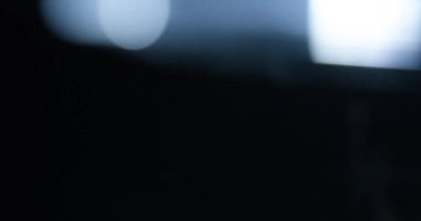 Siyah arkaplanda parlak bir ışık sızıntısı var. Küresel Optik Prizma Işığı soyut arka plan 4K. Yüksek kalite 4k görüntü