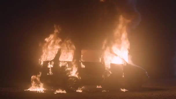 Brûler Voiture Ralenti Plan Large Automobile Sur Fond Noir Feu — Video