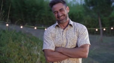 Doğada gülümseyen ve gülen güzel erkek portresi. Yüksek kalite 4k görüntü