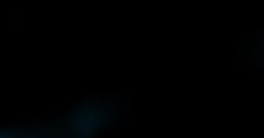 Kolay kaplama için siyah arkaplanda anamorfik lensler parlıyor. Yüksek kalite 4k görüntü