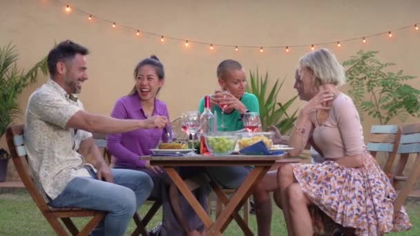 Weseli Przyjaciele Jedzą Piją Szczęśliwy Uśmiech Śmieją Się Patio Dojrzali — Wideo stockowe