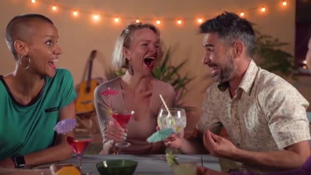 Šťastní Přátelé Smáli Širokým Úsměvem Kolem Stolu Letní Restauraci Usmívající — Stock video