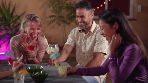 Weseli Przyjaciele Pijący Koktajle Ludzie Dobrze Się Bawią Letni Wieczór — Wideo stockowe
