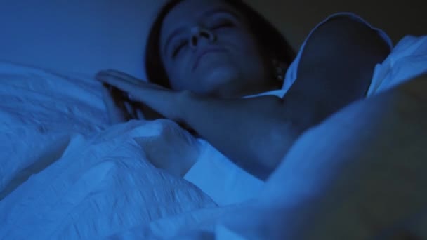 Όμορφη Κοπέλα Κοιμάται Άνετα Ένα Κρεβάτι Στο Δωμάτιό Της Νύχτα — Αρχείο Βίντεο