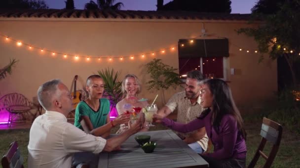 Grupa Wesołych Przyjaciół Wznoszących Toast Wieczornej Imprezie Pijących Koktajle Bawiących — Wideo stockowe