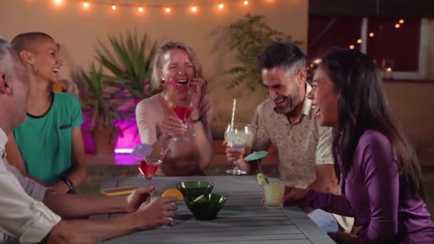 Šťastní Přátelé Kteří Smáli Koktejlům Usmívající Dospělí Lidé Jedí Paří — Stock video