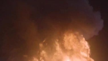 Yanan araba yavaş çekimde eğim hareketi. Otomobil, dikey kamerayla ateş ediyor. Yüksek kalite 4k görüntü