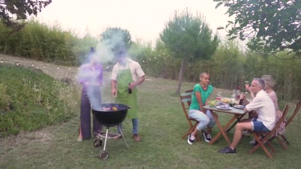민족의 사람들 바베큐를 요리하면서 행복하게 동작으로 웃는다 고품질 — 비디오