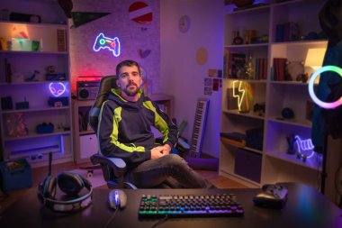 Odasındaki portrede Renkli Neon Led Lights ile kameraya bakan oyuncu. Yüksek kalite fotoğraf
