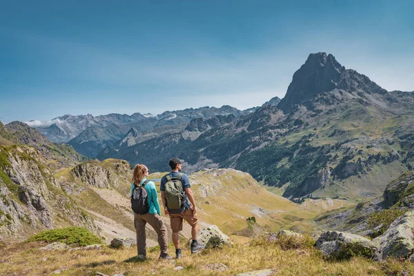 Young Attractive Couple Looking Panoramic Views Amazing Mountains Landscape Summer — Stockfoto