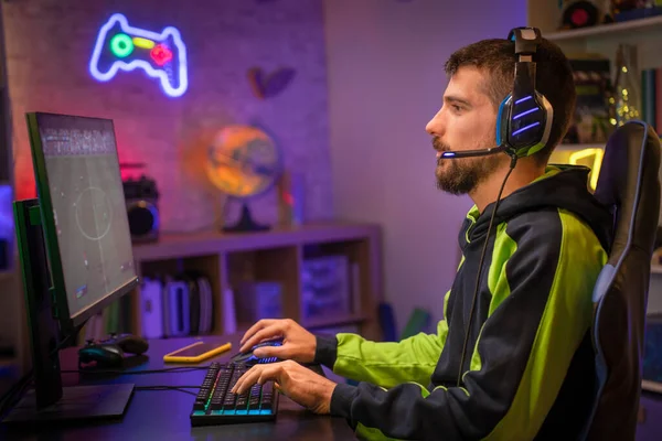 Profesjonalny Gracz Gra Online Wideo Komputerze Kolorowymi Światłami Led Neon — Zdjęcie stockowe