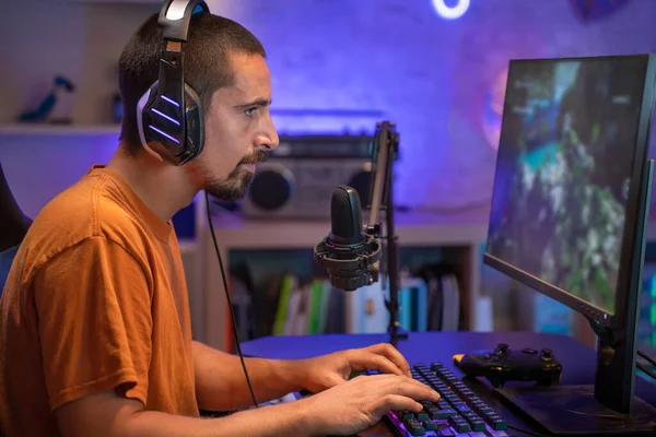 Professional Gamer Streaming Playing Online Video Game Computer Colorful Neon — 스톡 사진