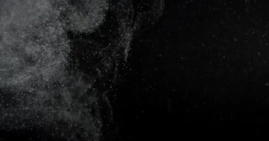 Toz parçacıkları siyah ekranda hareket ediyor. RED kamerayla çekildi. Yüksek kalite 4k görüntü