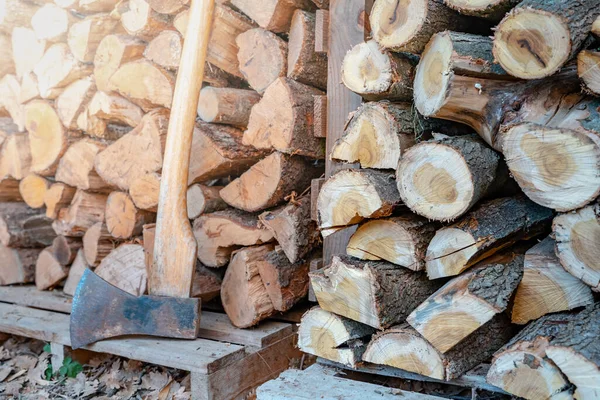 Axt Vor Einem Haufen Brennholz Holzschuppen Mit Sonnenfackel Hochwertiges Foto — Stockfoto
